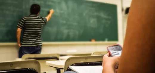Escolas fecham o cerco a uso do celular e aumentam proibição na volta às aulas